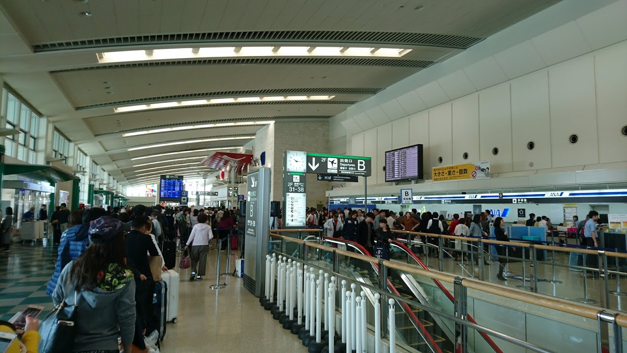 【那覇空港】ハイシーズンでもないのにANAの受託手荷物ラインは大混雑でした　2月28日の話